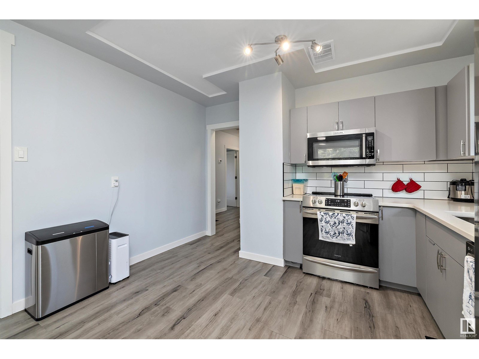 Photo 10 of 12827 125 St Nw, Edmonton AB