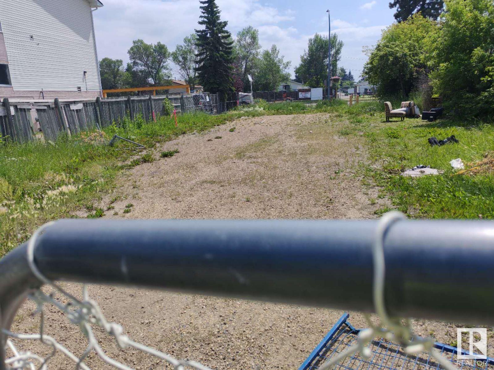 Photo 3 of 15716 100 Av Nw, Edmonton AB