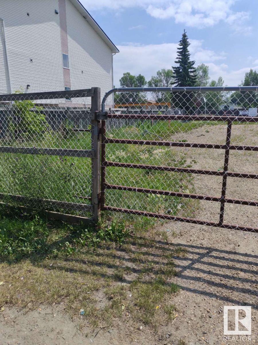 Photo 5 of 15716 100 Av Nw, Edmonton AB
