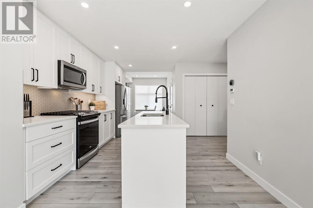 Single Family House for Sale in  Les Jardins Park SE Douglasdale/Glen Calgary 