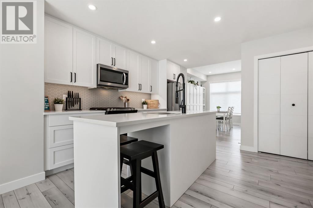 Single Family House for Sale in  Les Jardins Park SE Douglasdale/Glen Calgary 