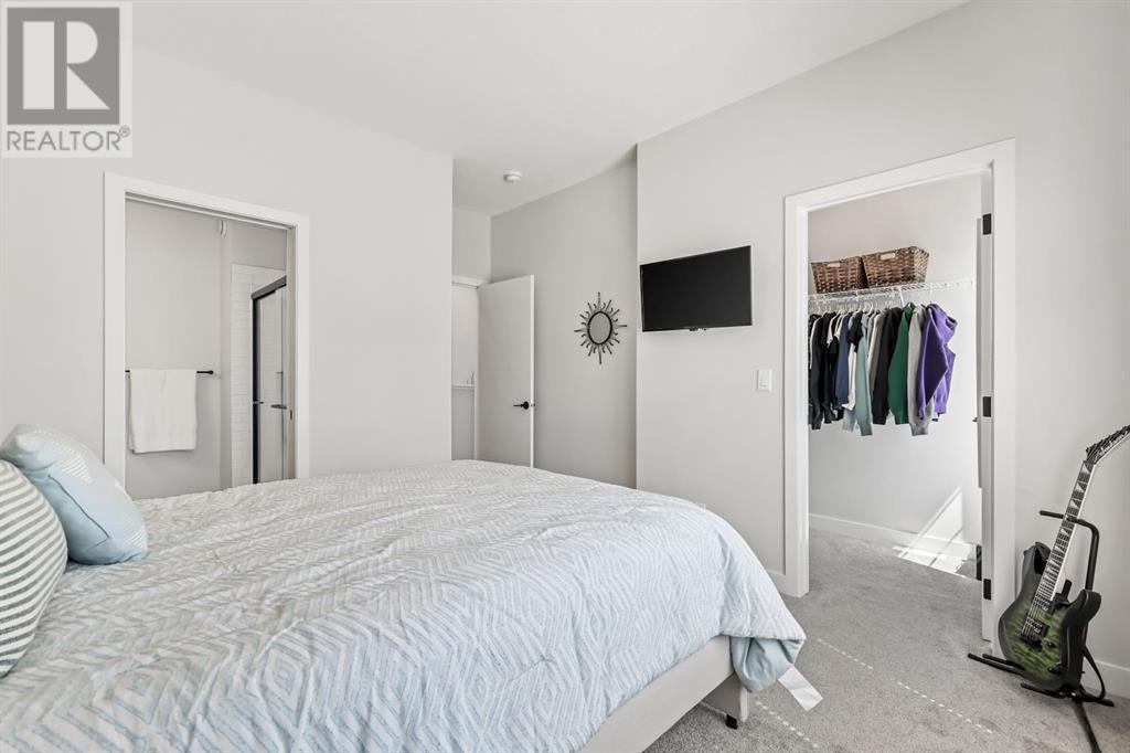 Single Family House for Sale in  Les Jardins Park SE Douglasdale/Glen Calgary 