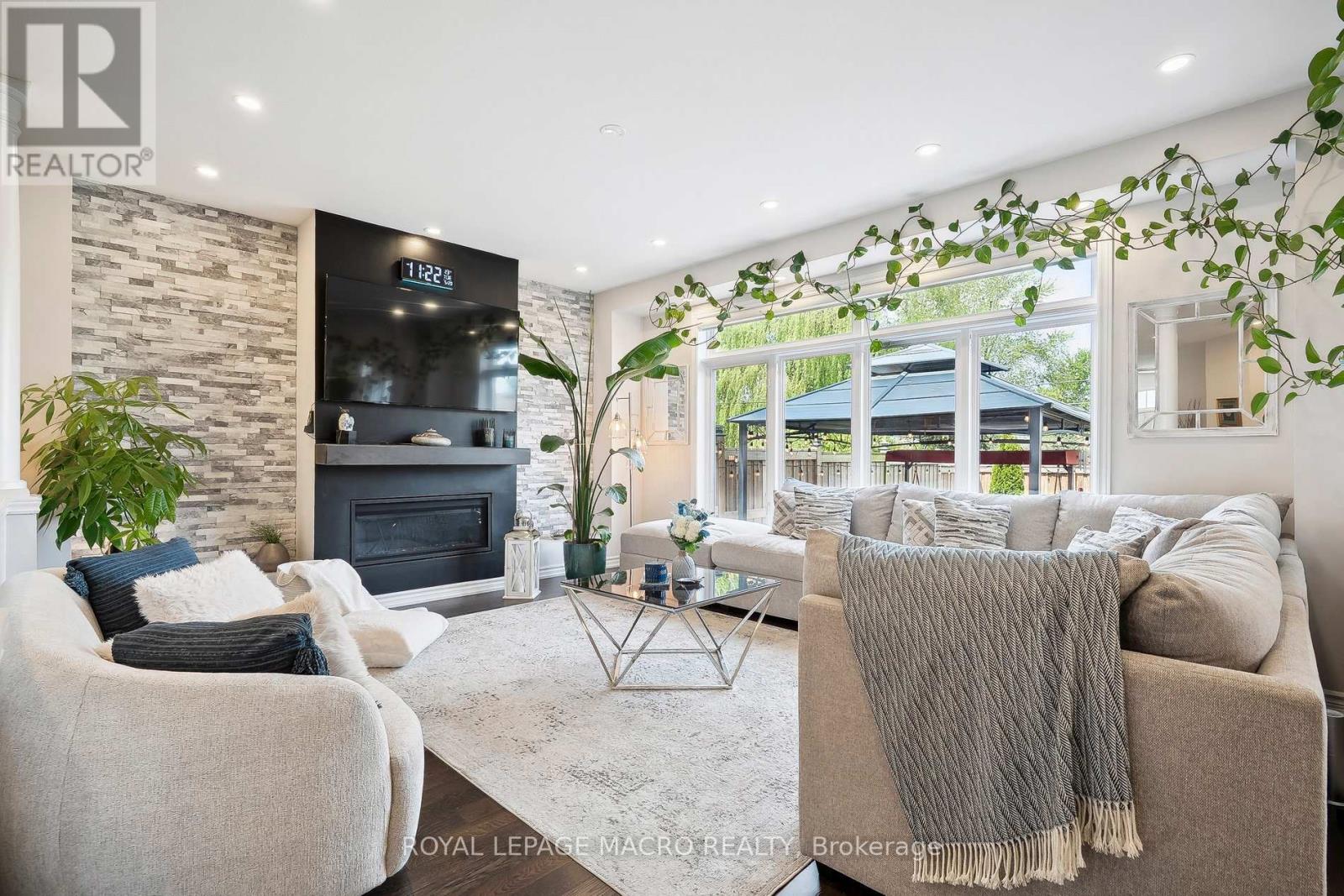 Photo 5 of 80 Bellroyal Crescent, Hamilton ON