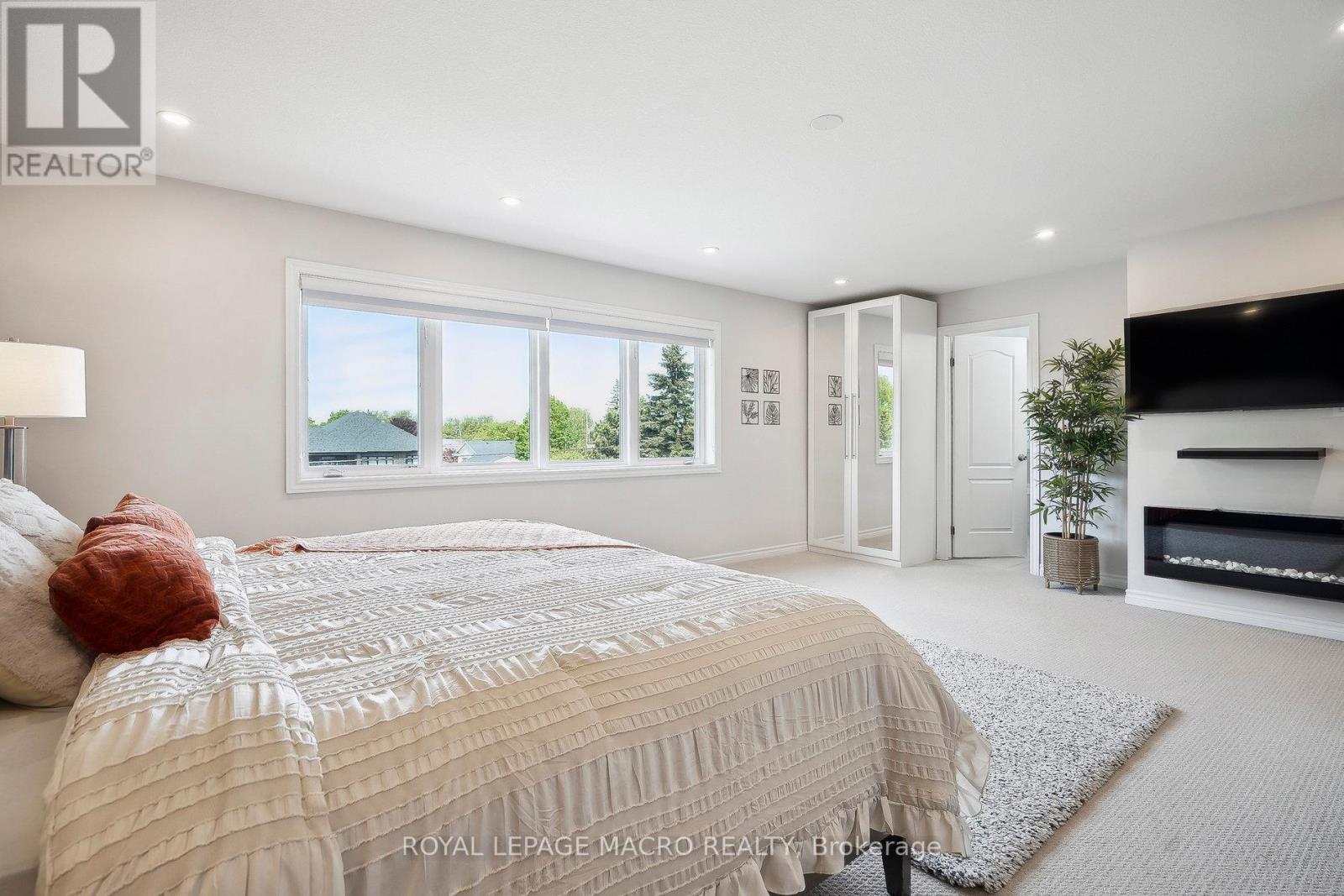 Photo 4 of 80 Bellroyal Crescent, Hamilton ON