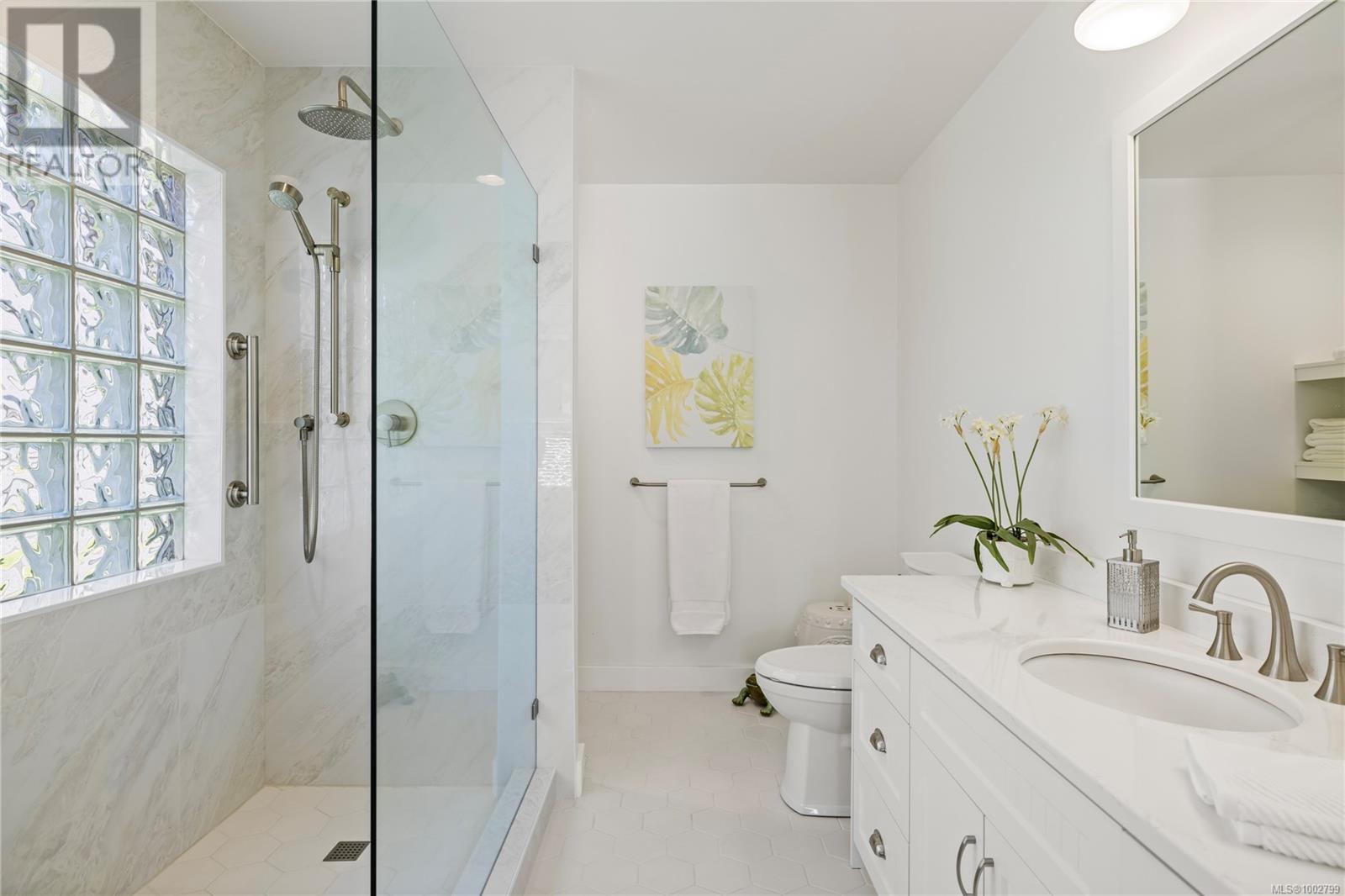 Photo 7 of 912 Lakes Blvd, French Creek BC