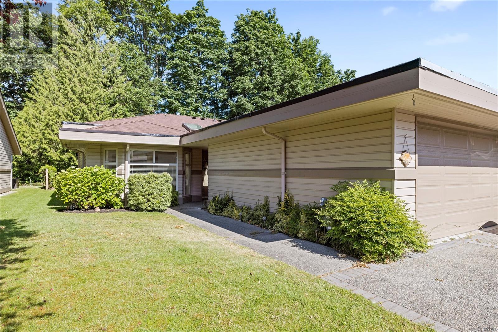 Photo 2 of 912 Lakes Blvd, French Creek BC