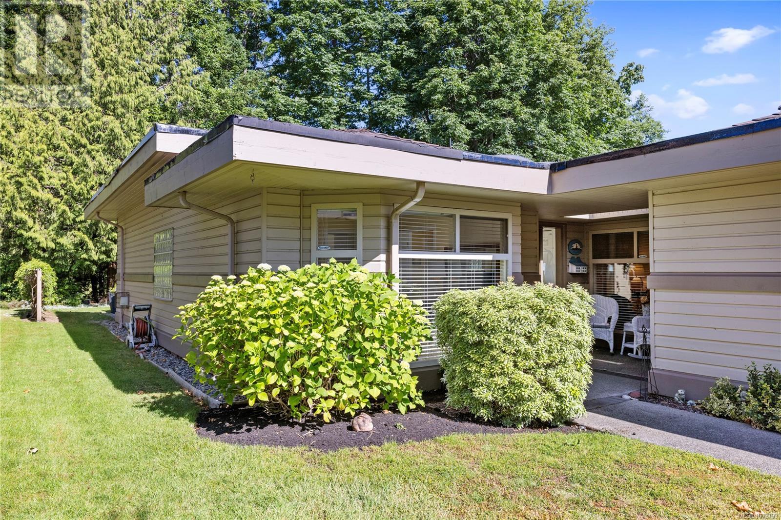 Photo 10 of 912 Lakes Blvd, French Creek BC