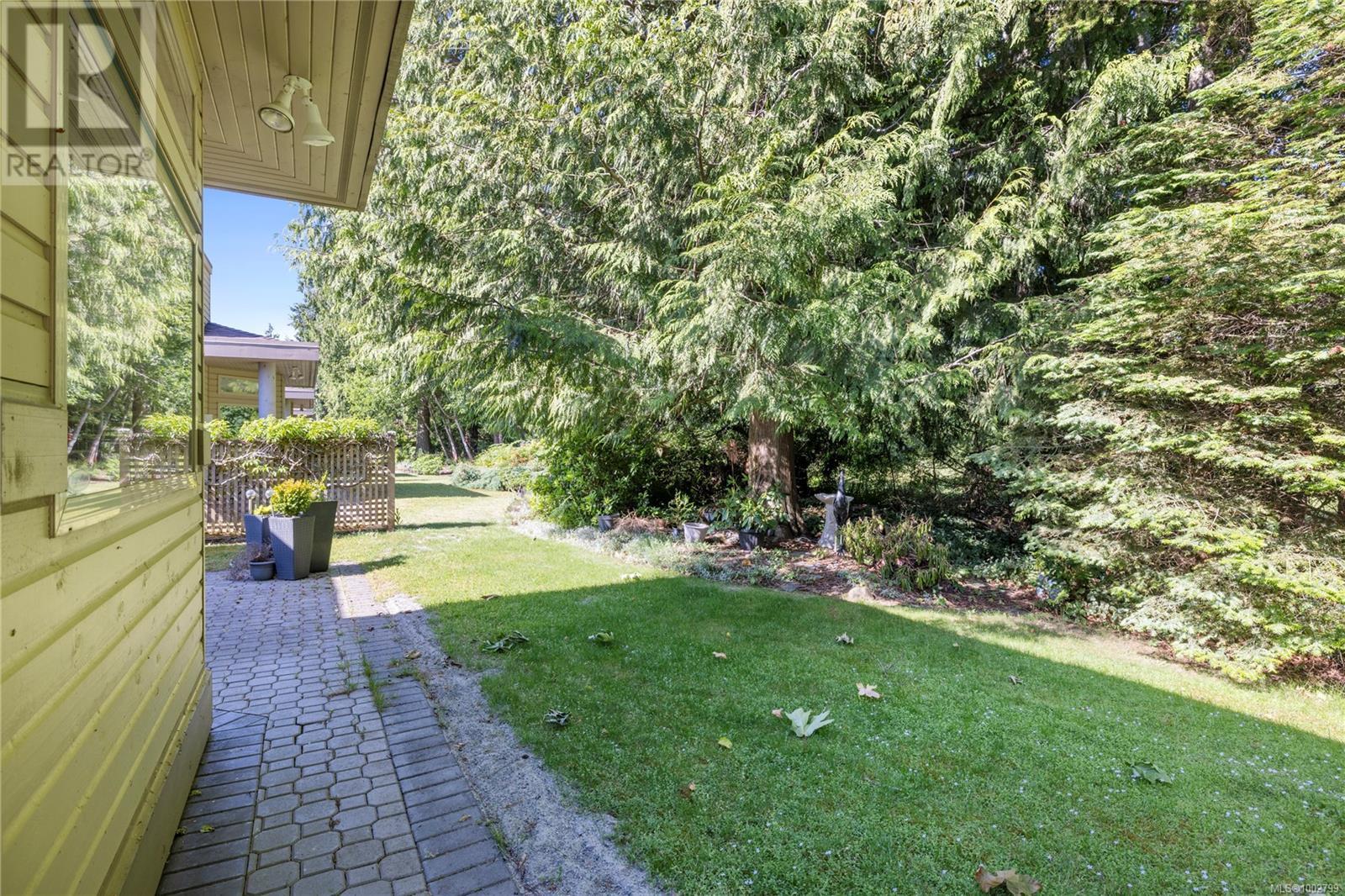 Photo 30 of 912 Lakes Blvd, French Creek BC