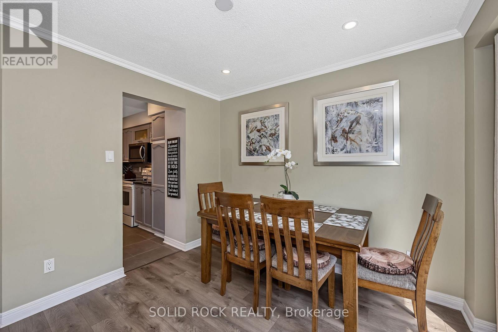 Photo 3 of 37 Grenadier Way, Ottawa ON