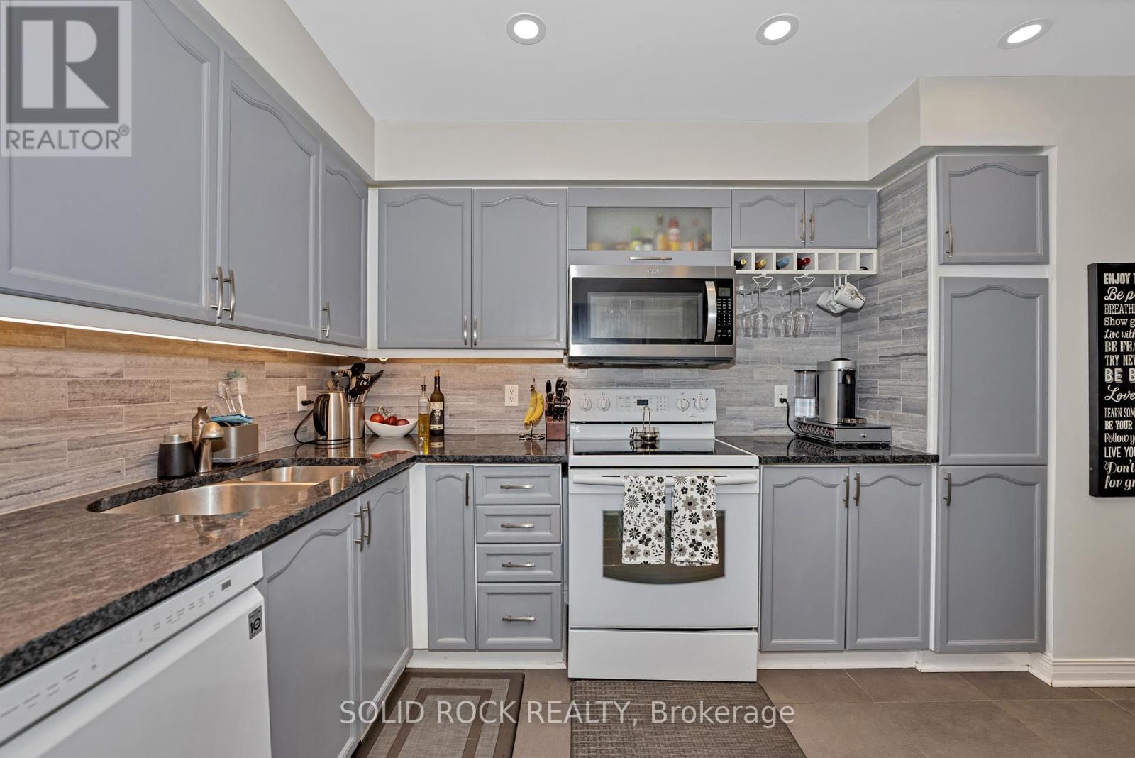 Photo 16 of 37 Grenadier Way, Ottawa ON