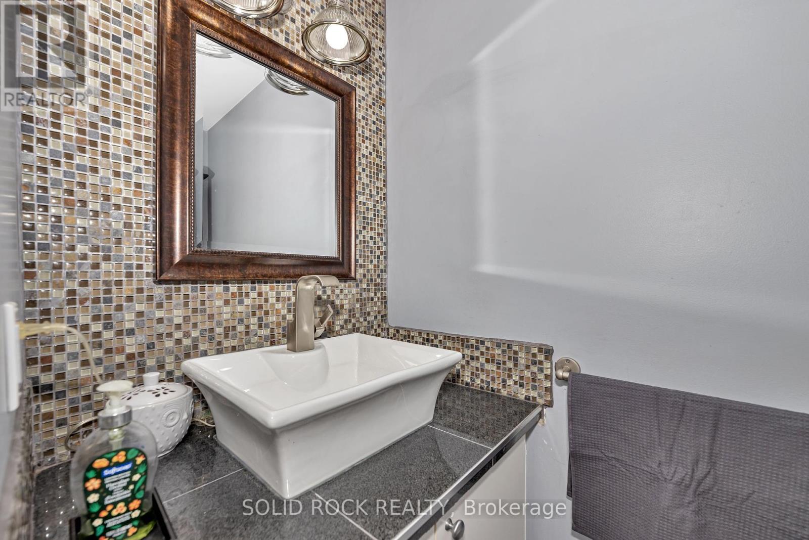 Photo 17 of 37 Grenadier Way, Ottawa ON