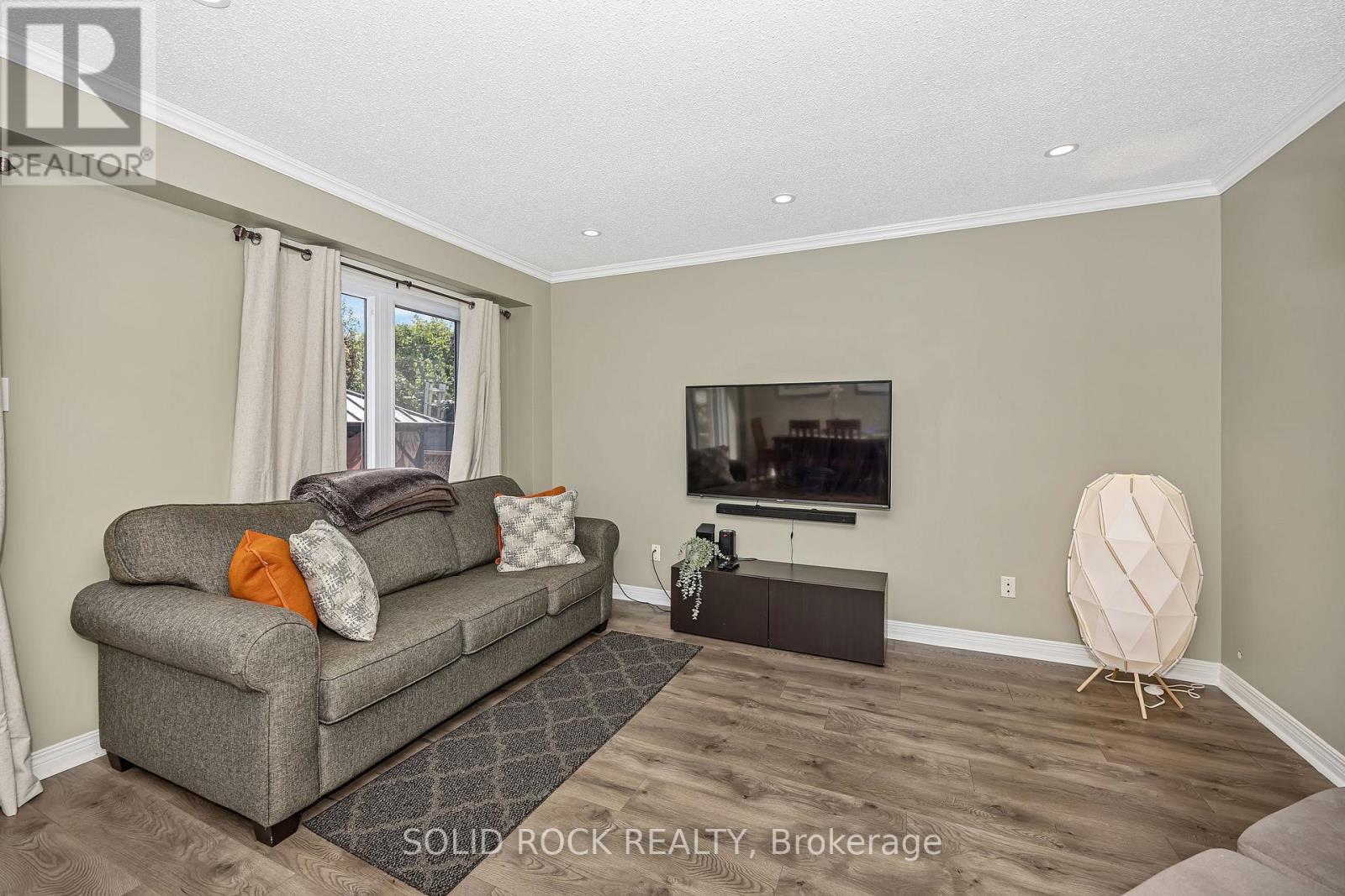 Photo 2 of 37 Grenadier Way, Ottawa ON