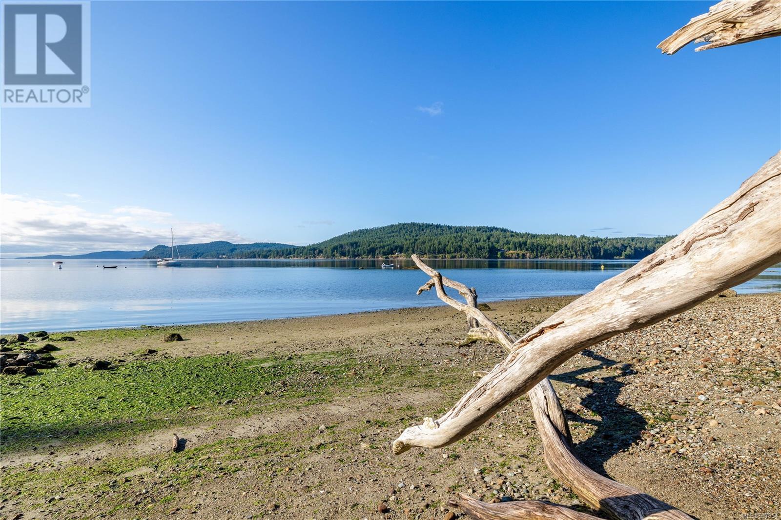  498 Marine Turnabout, Mayne Island