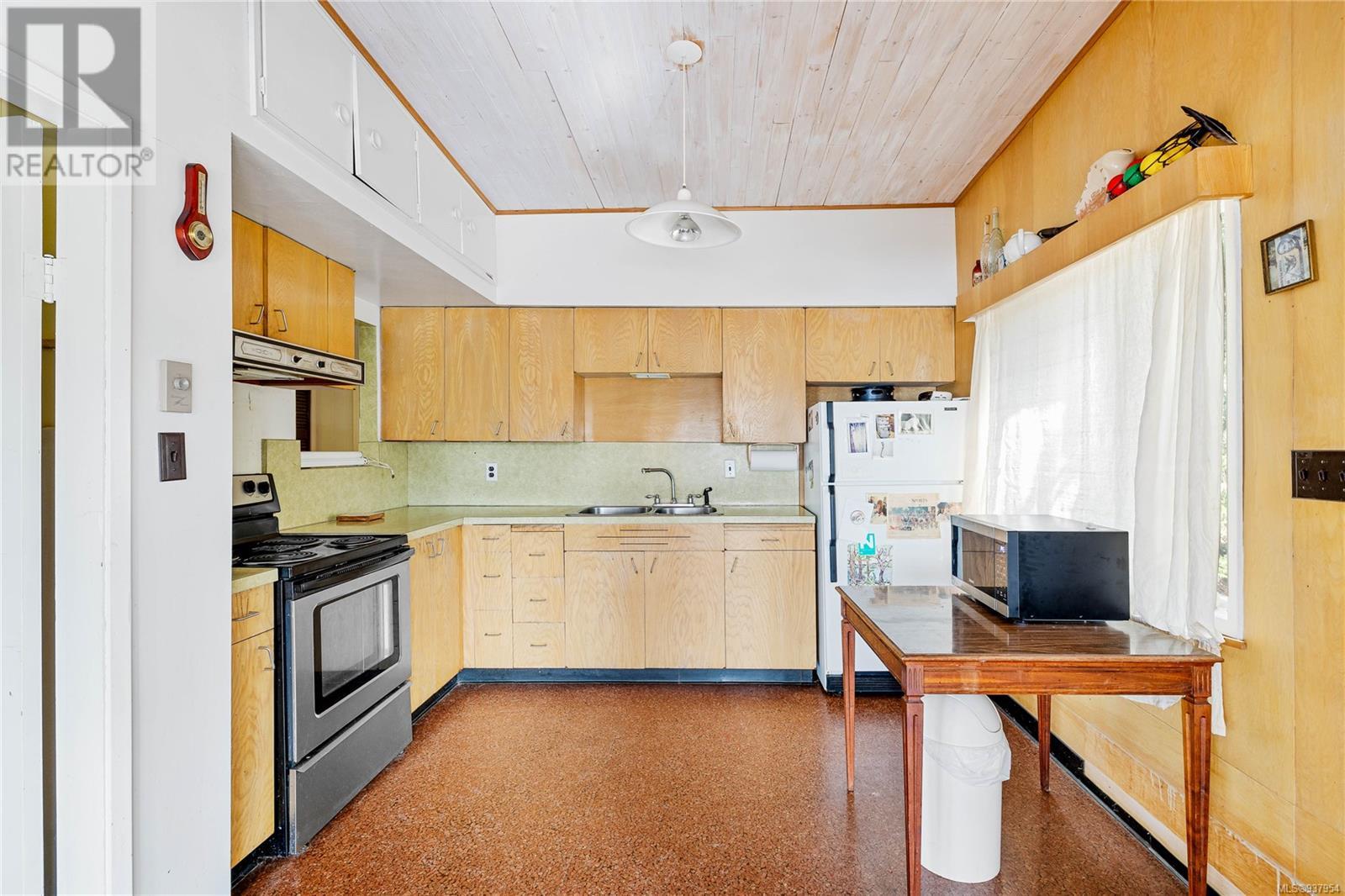  498 Marine Turnabout, Mayne Island