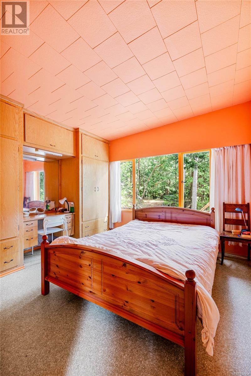  498 Marine Turnabout, Mayne Island