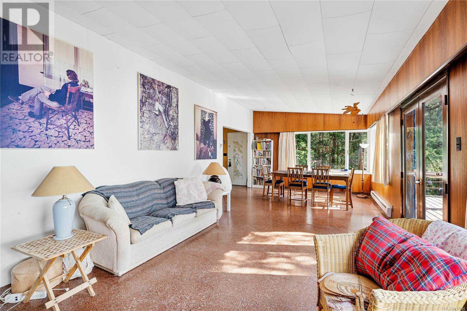 498 Marine Turnabout, Mayne Island