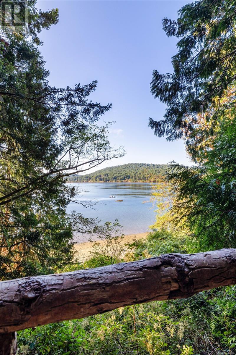  498 Marine Turnabout, Mayne Island