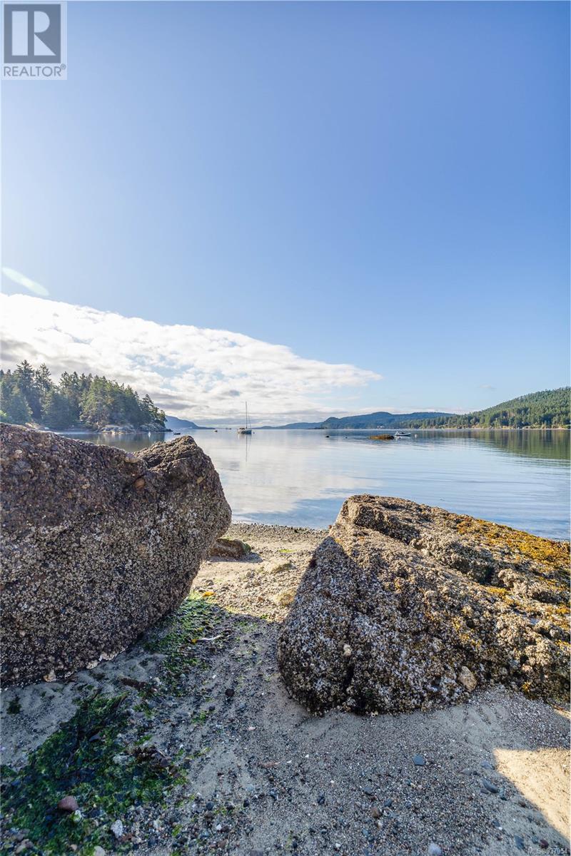  498 Marine Turnabout, Mayne Island