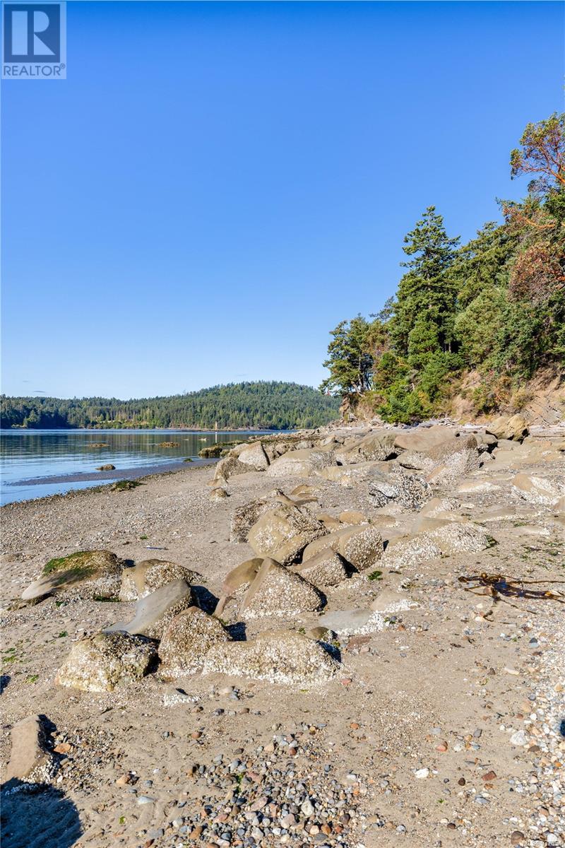  498 Marine Turnabout, Mayne Island