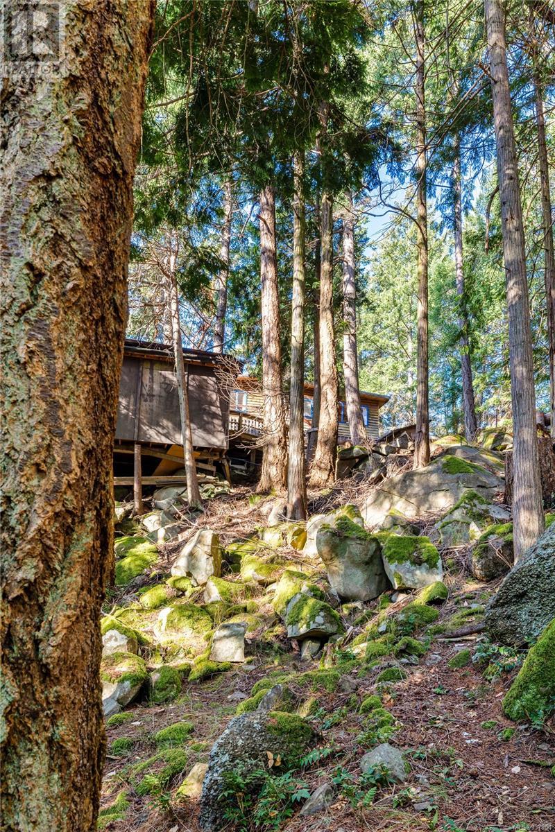  498 Marine Turnabout, Mayne Island