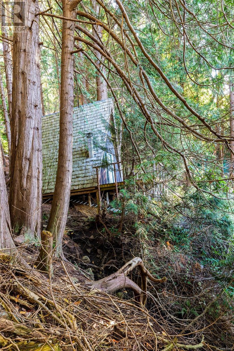  498 Marine Turnabout, Mayne Island