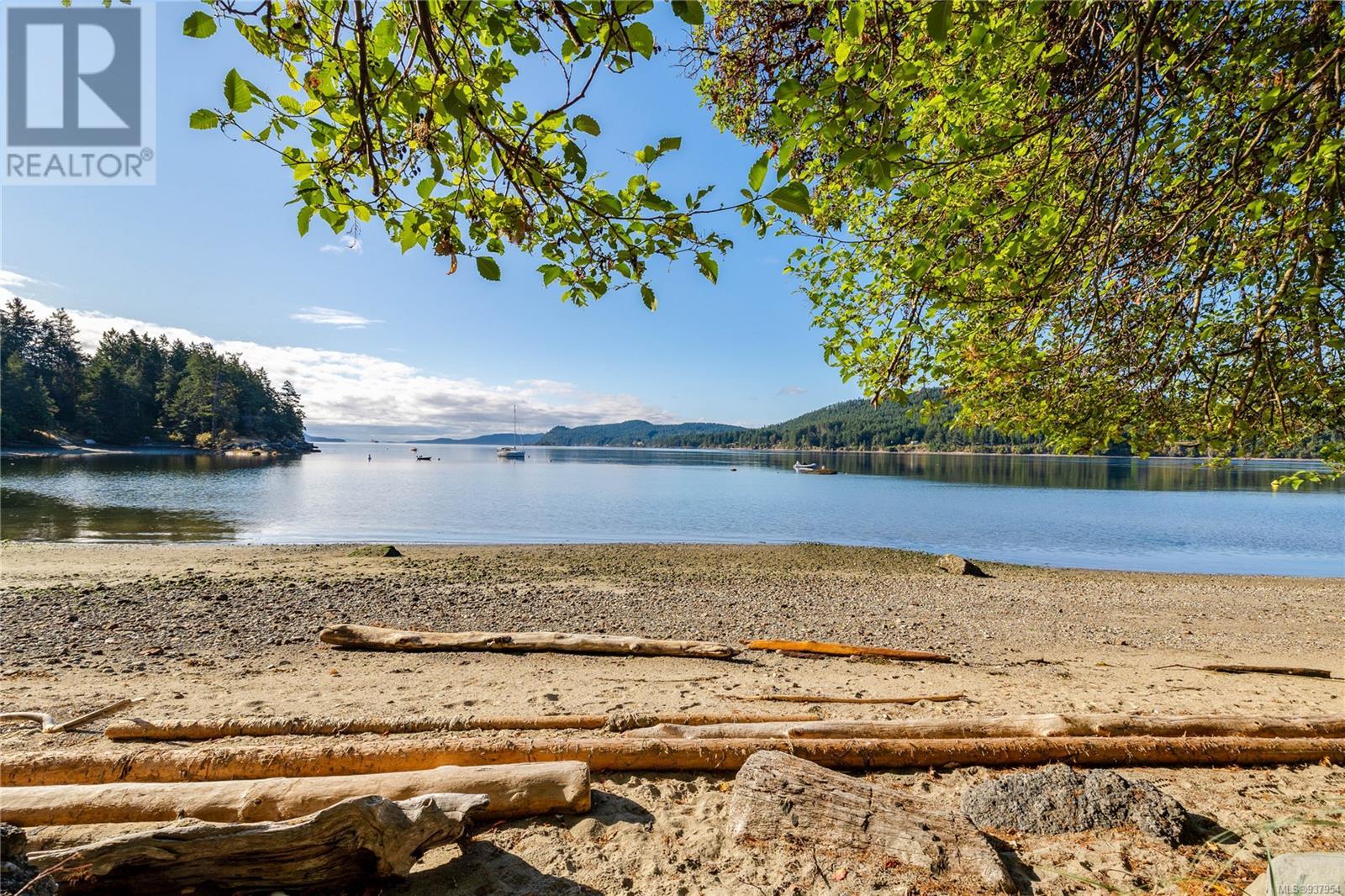  498 Marine Turnabout, Mayne Island