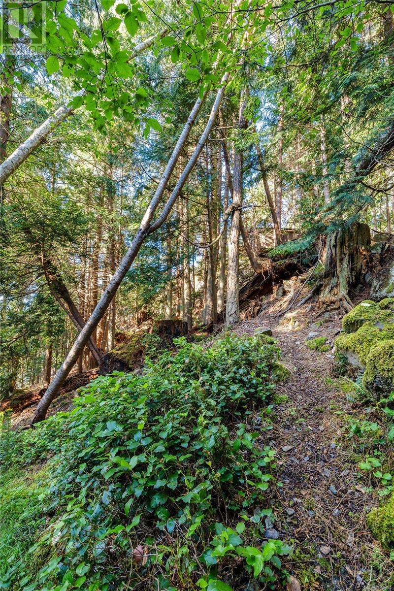  498 Marine Turnabout, Mayne Island