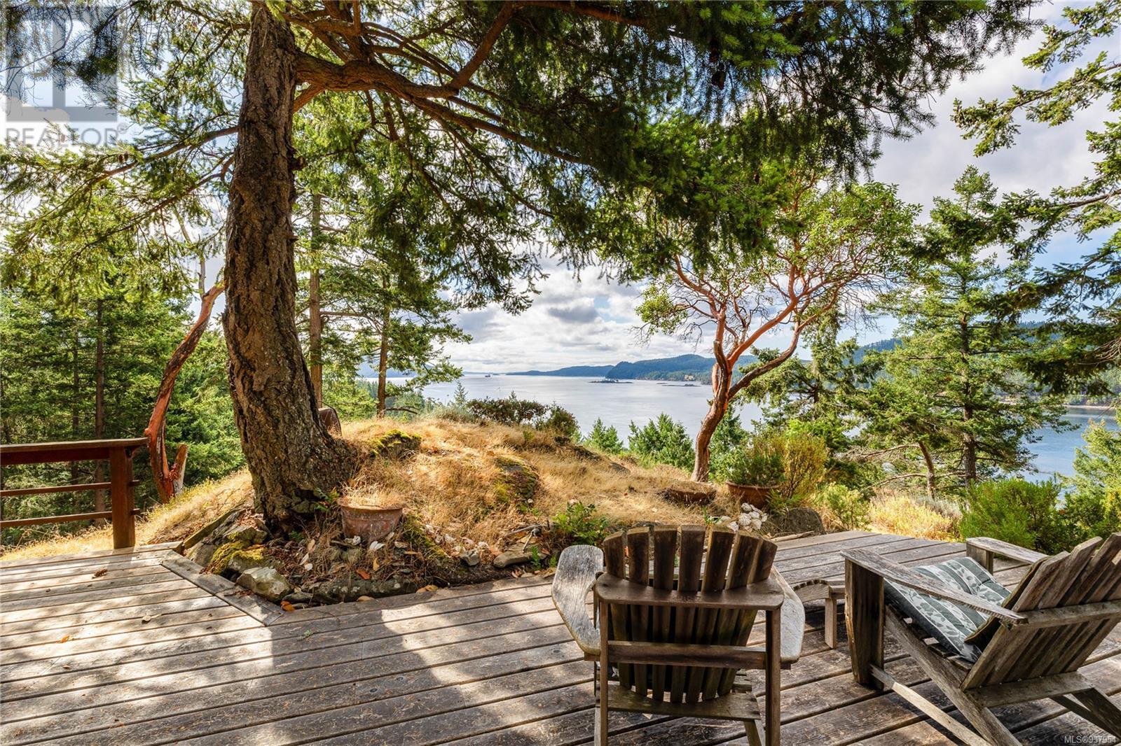  498 Marine Turnabout, Mayne Island