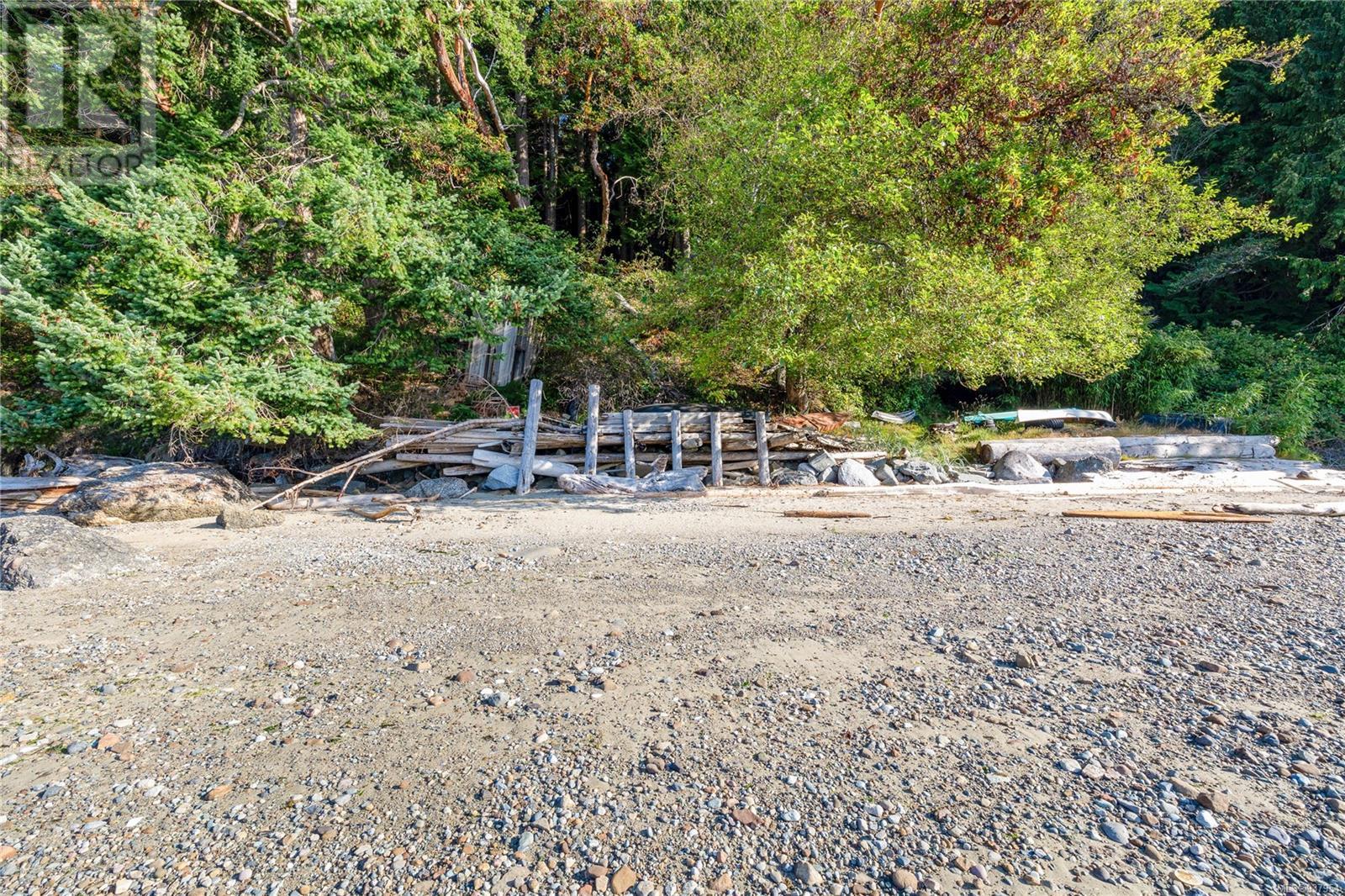  498 Marine Turnabout, Mayne Island
