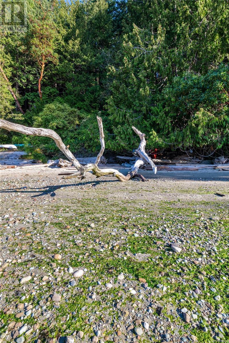  498 Marine Turnabout, Mayne Island