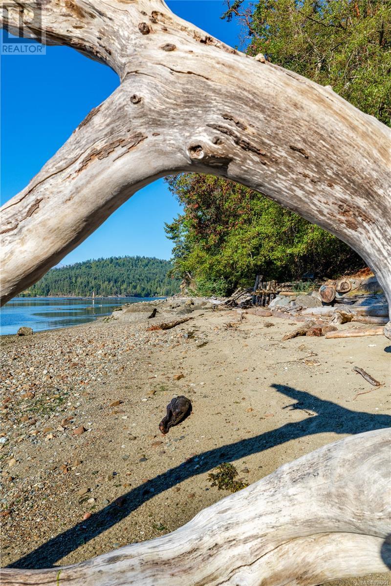  498 Marine Turnabout, Mayne Island