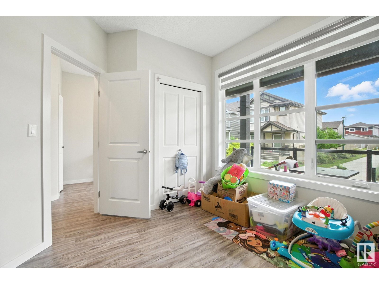 Photo 10 of 1780 25 St Nw, Edmonton AB