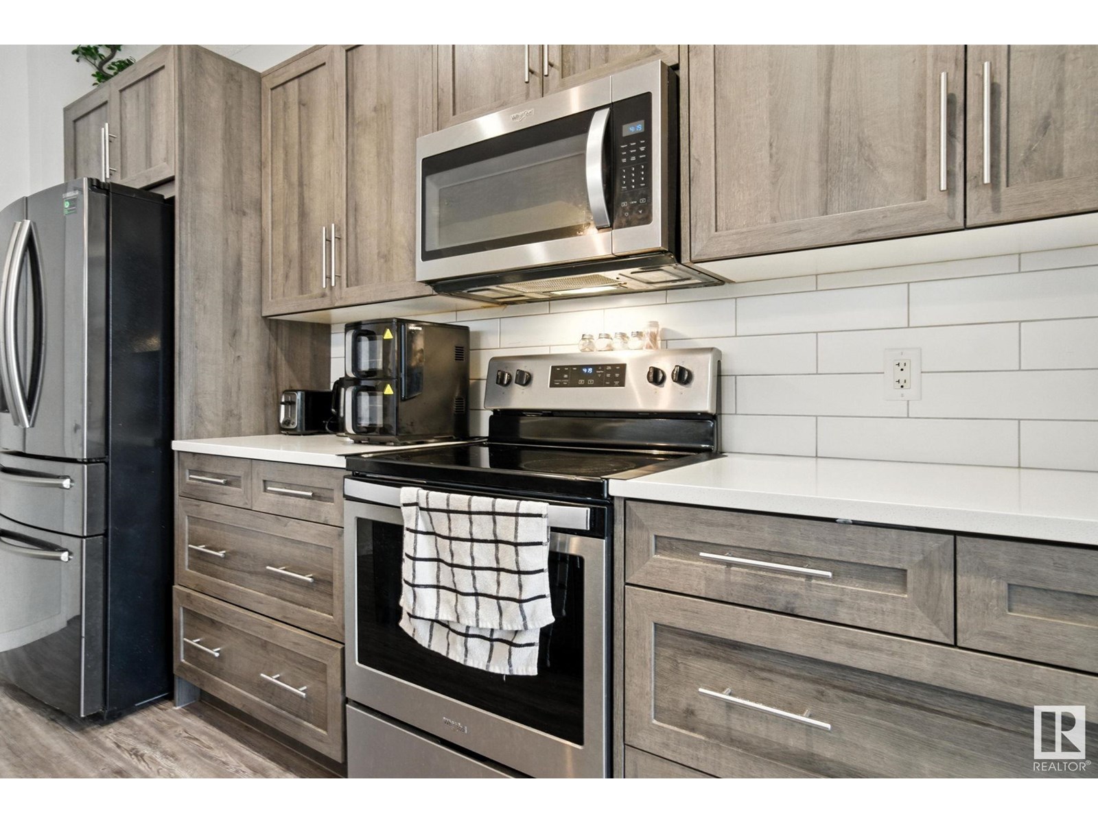 Photo 14 of 1780 25 St Nw, Edmonton AB