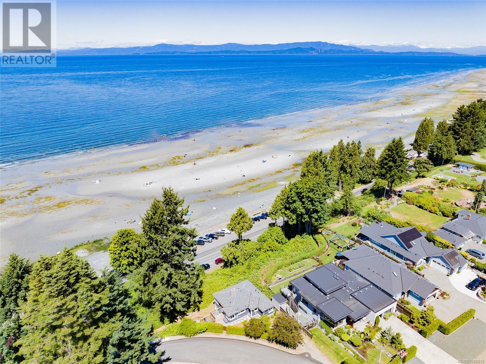 Photo 8 of 484 Bay St, Qualicum Beach BC