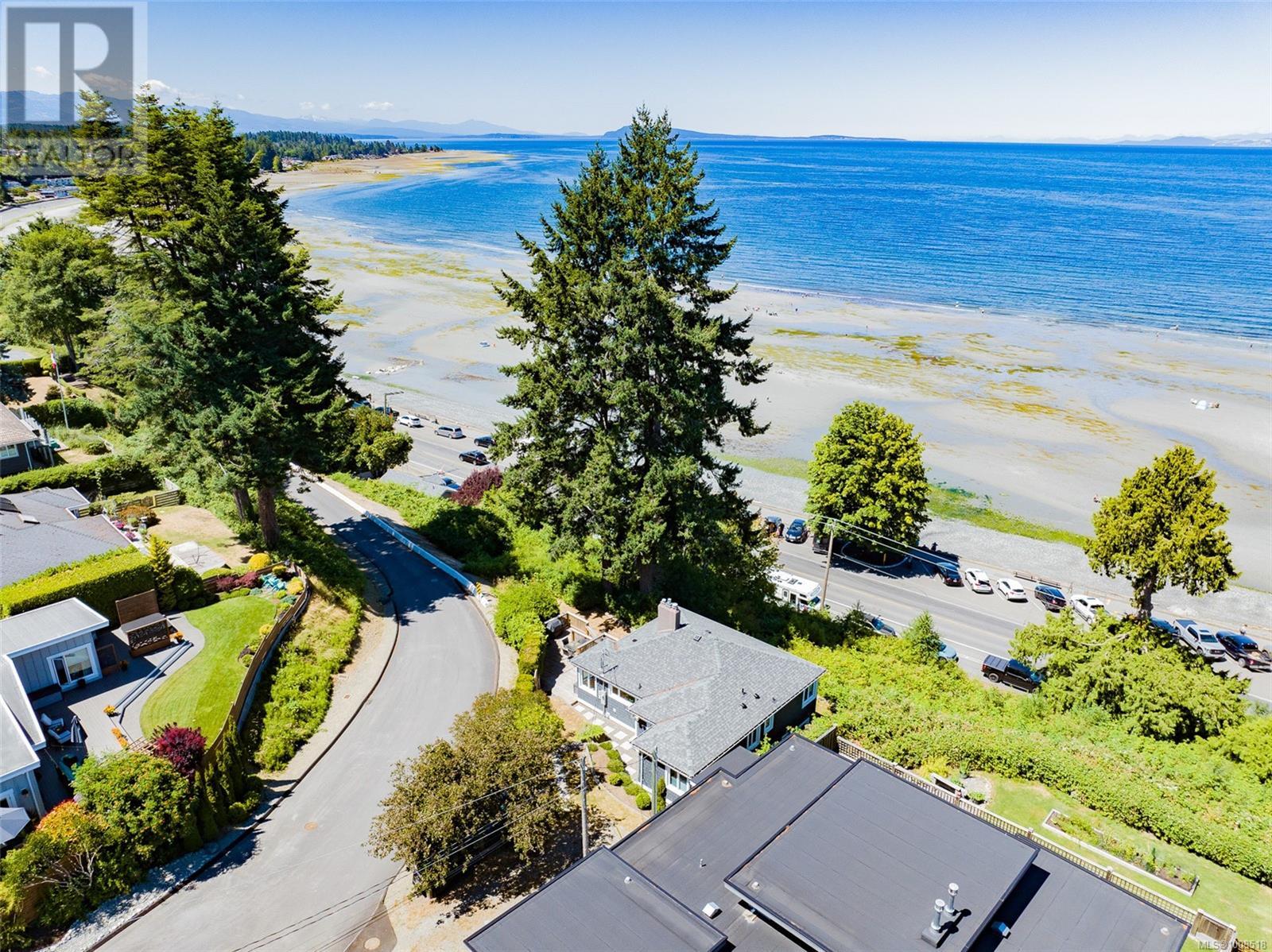 Photo 5 of 484 Bay St, Qualicum Beach BC