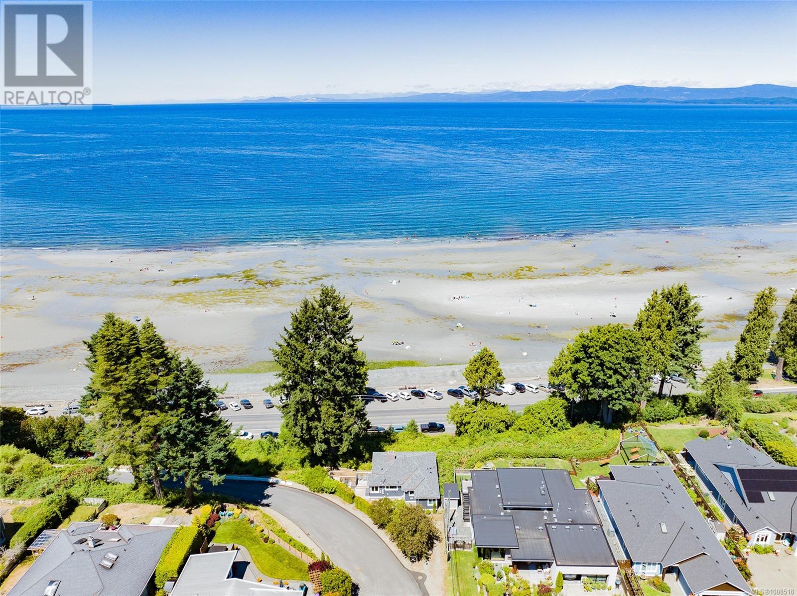 Photo 3 of 484 Bay St, Qualicum Beach BC