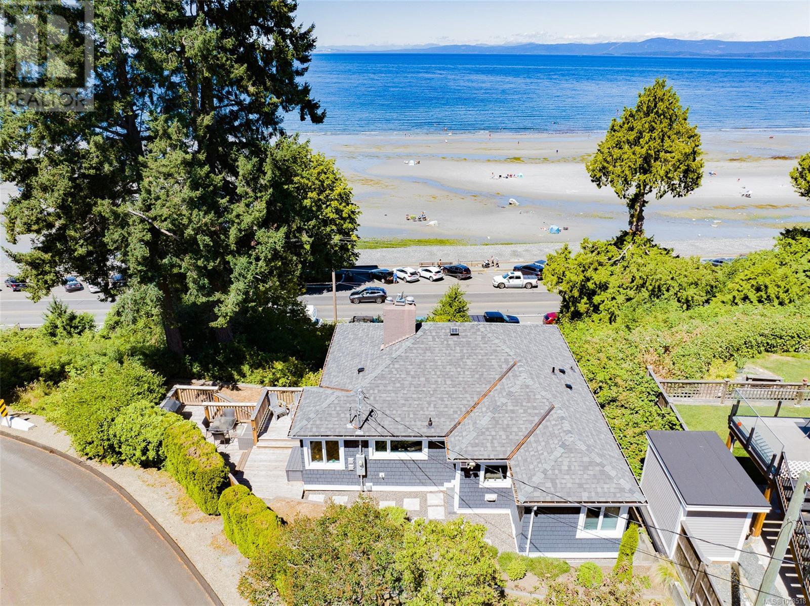Photo 6 of 484 Bay St, Qualicum Beach BC
