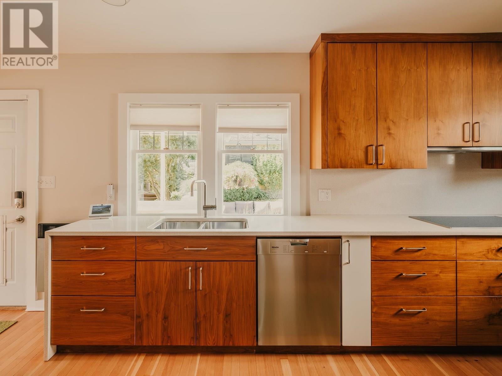 Photo 12 of 1833 Edinburgh Street, New Westminster BC
