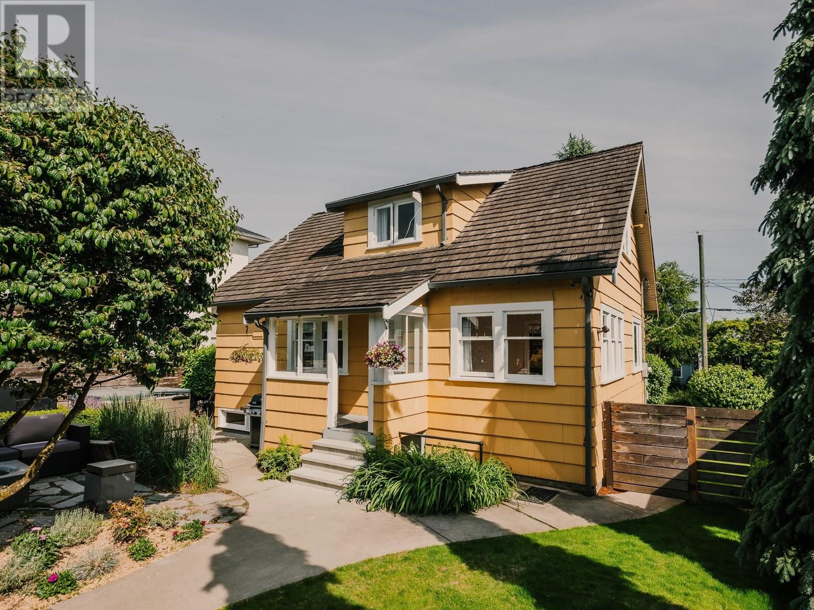 Photo 37 of 1833 Edinburgh Street, New Westminster BC