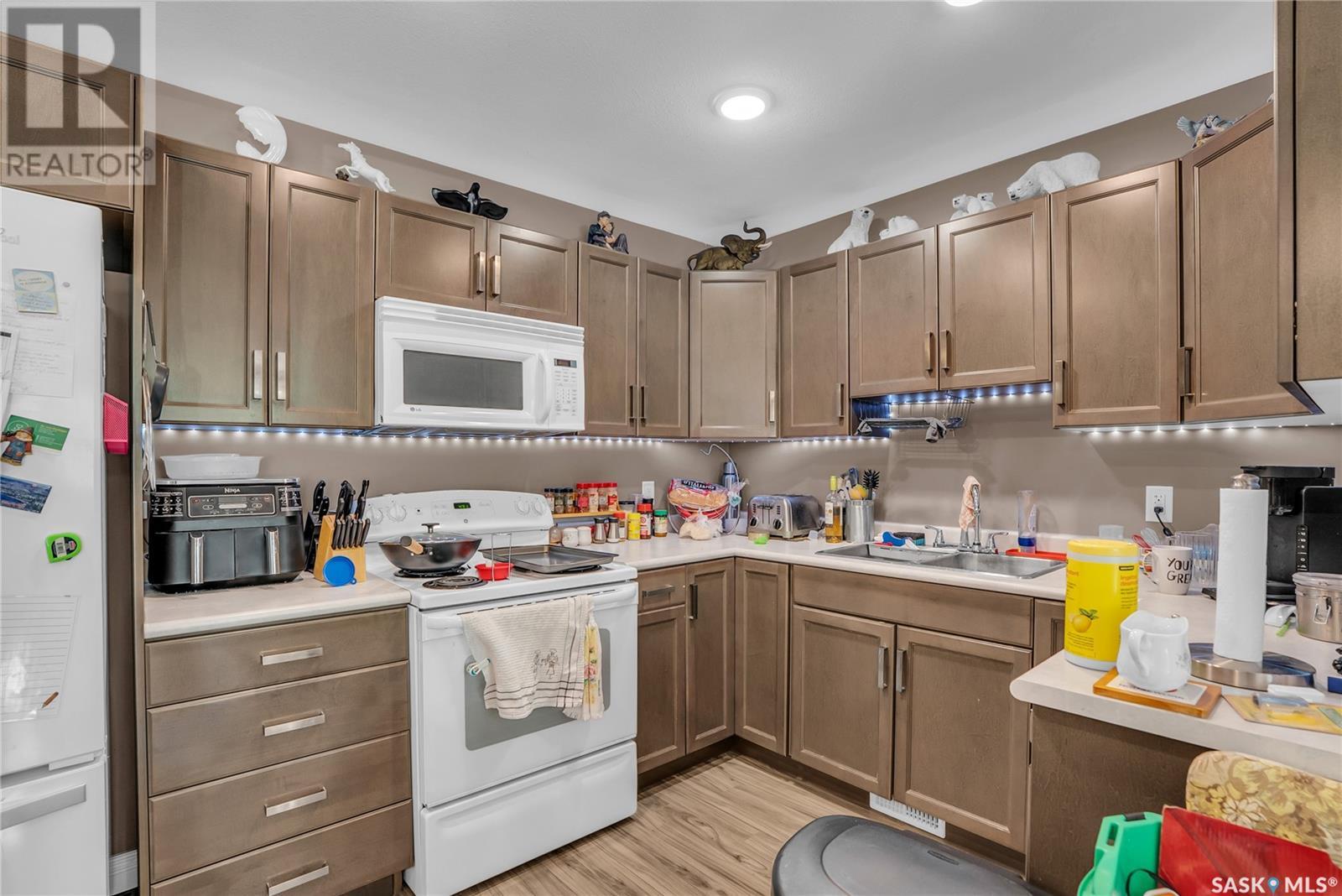 Photo 11 of 432 S Avenue S, Saskatoon SK