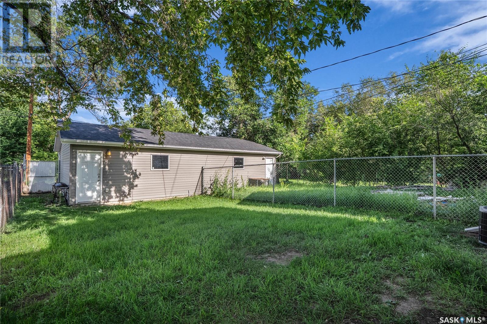 Photo 12 of 432 S Avenue S, Saskatoon SK