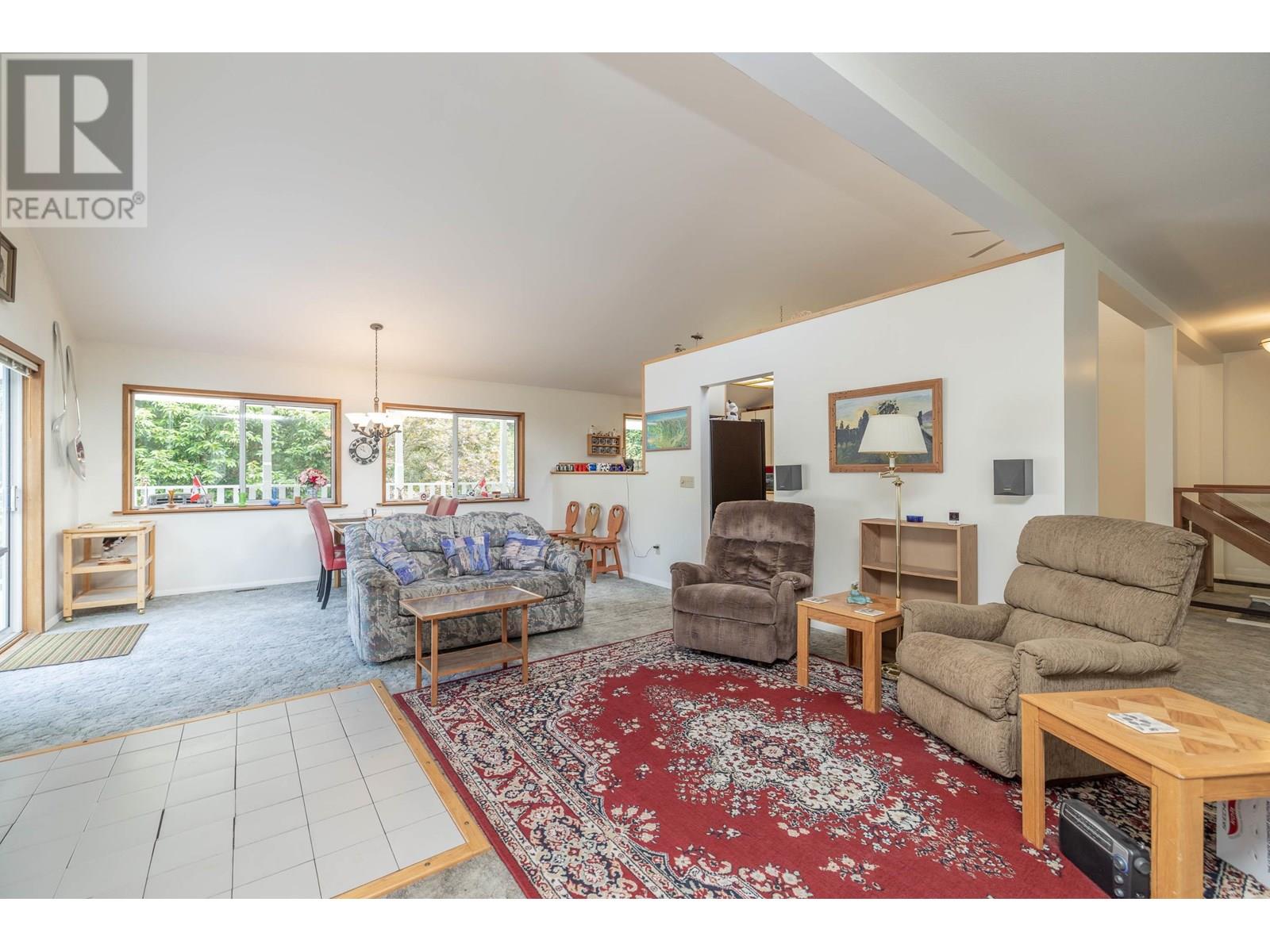 Photo 4 of 26307 Grant Avenue, Maple Ridge BC