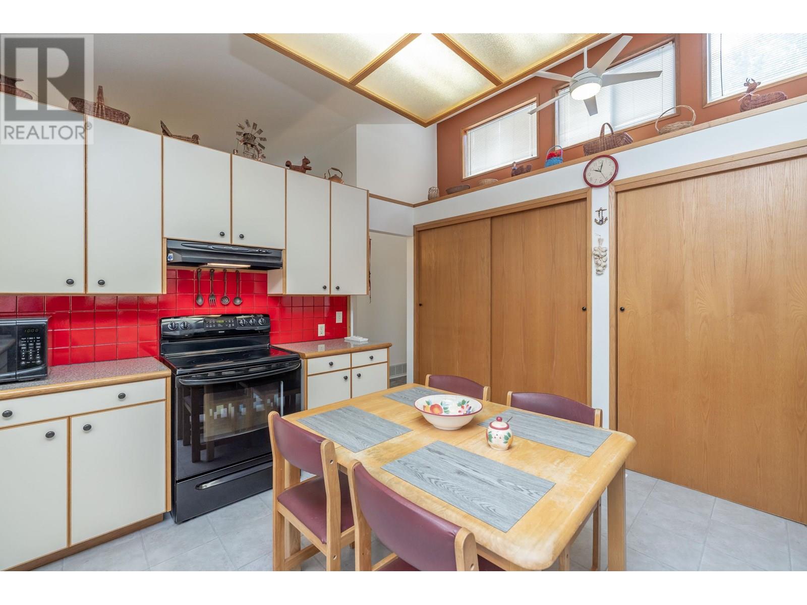Photo 9 of 26307 Grant Avenue, Maple Ridge BC