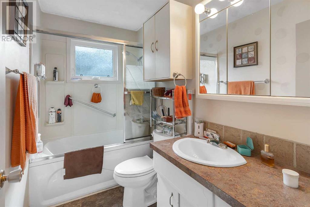 Single Family House Bi-level for Sale in  Doverview Road SE Dover Calgary 