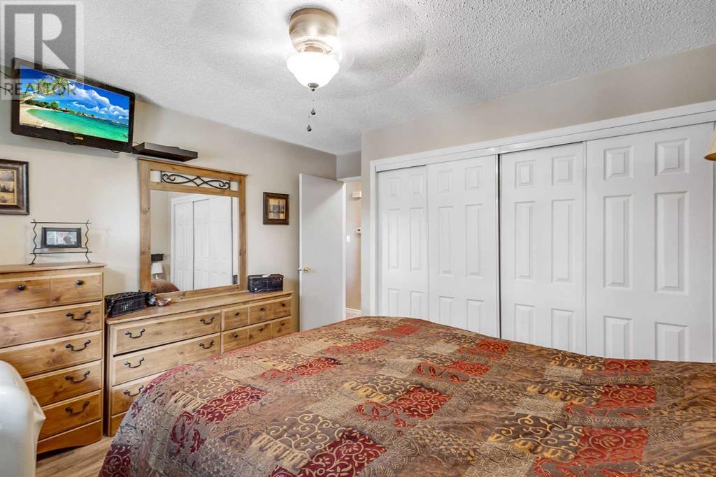 Single Family House Bi-level for Sale in  Doverview Road SE Dover Calgary 