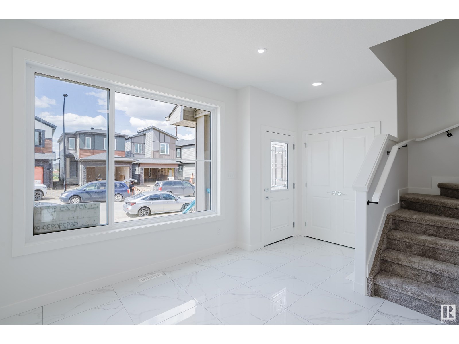Photo 2 of 259 25 St Sw, Edmonton AB