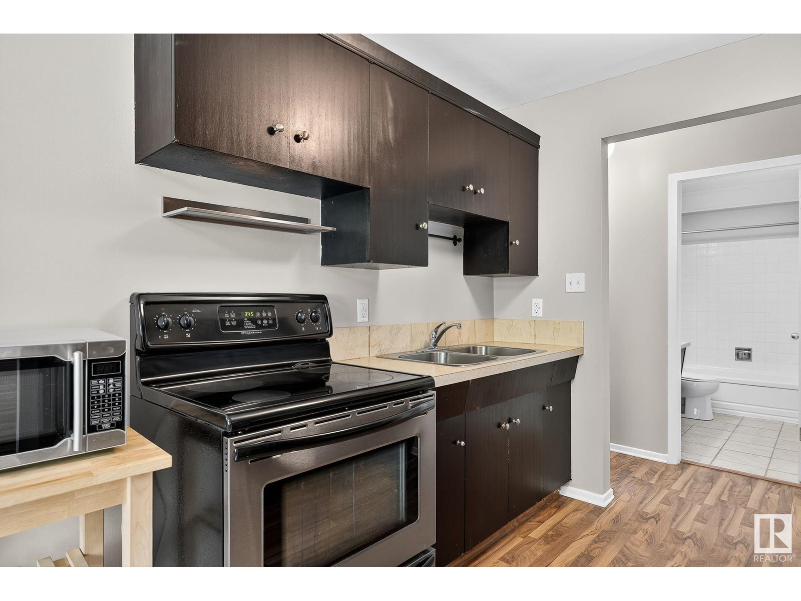 Photo 7 of 37 10525 83 Av Nw Nw, Edmonton AB