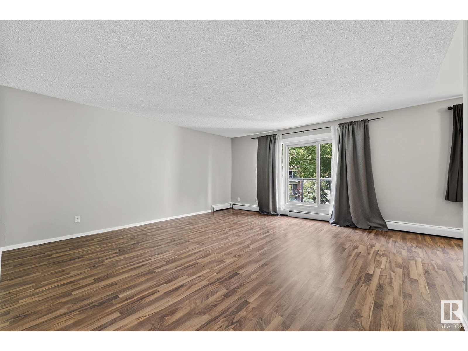 Photo 9 of 37 10525 83 Av Nw Nw, Edmonton AB