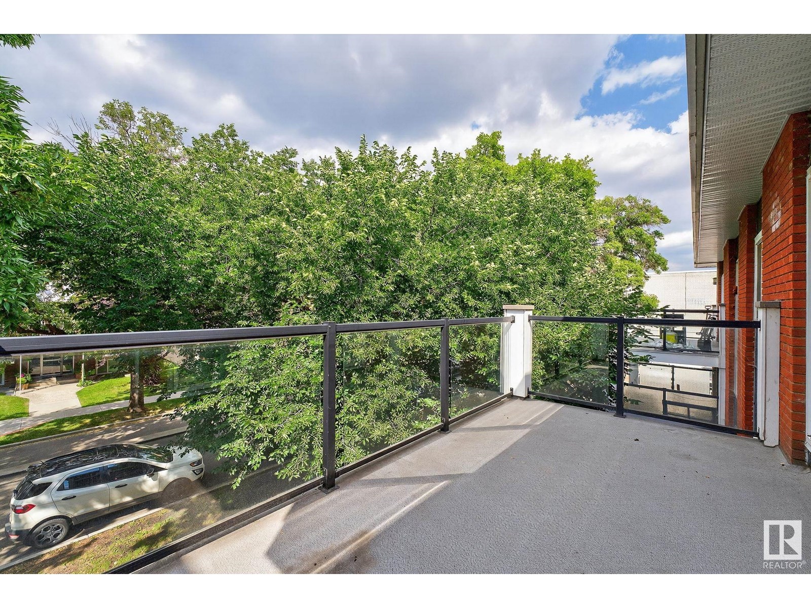 Photo 11 of 37 10525 83 Av Nw Nw, Edmonton AB
