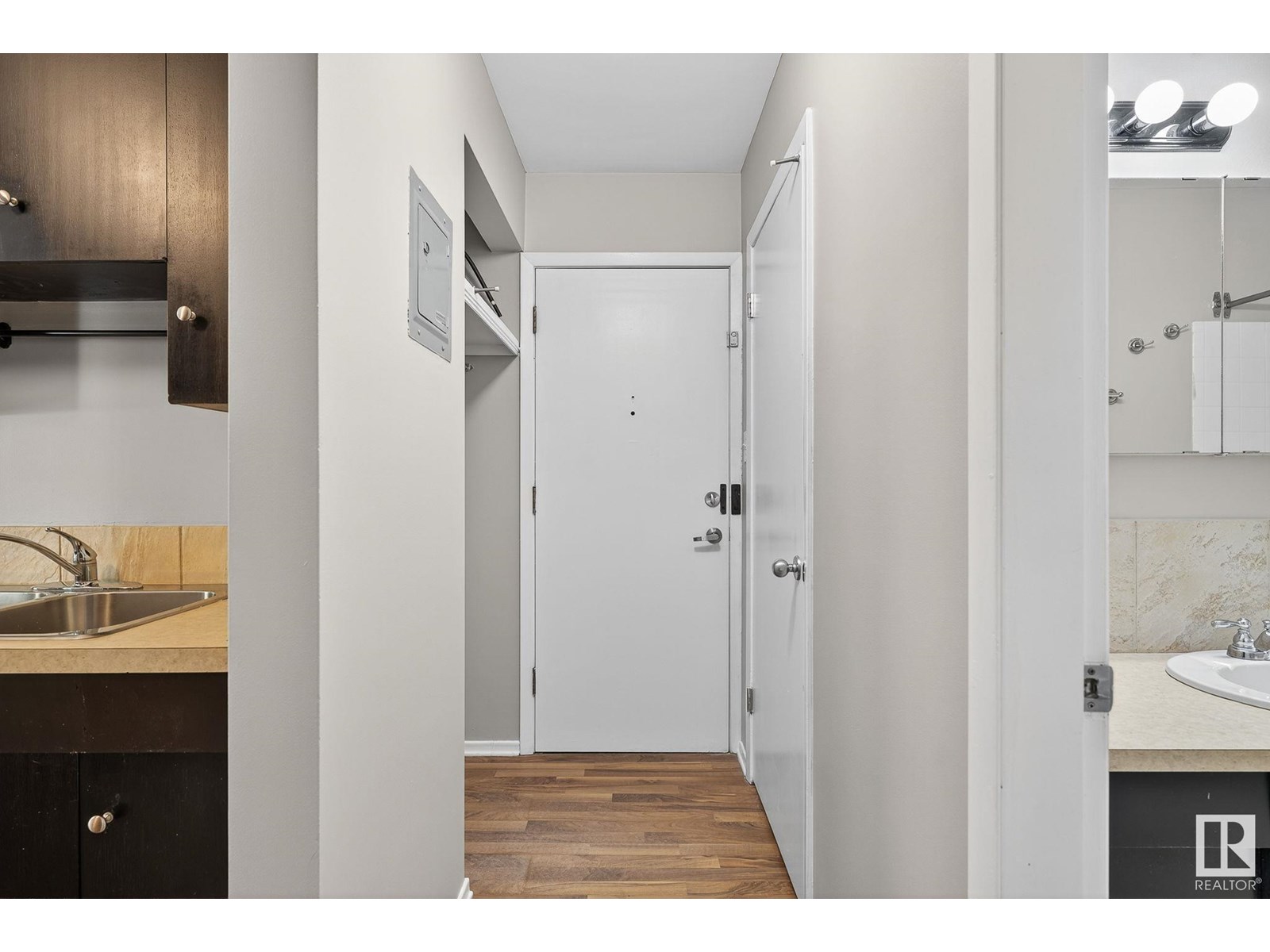 Photo 6 of 37 10525 83 Av Nw Nw, Edmonton AB